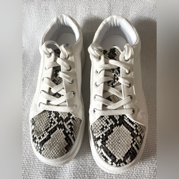 Arizona Jean Company Shoes - NWOT Arizona Jean Co Techno Snake Print Sneakers